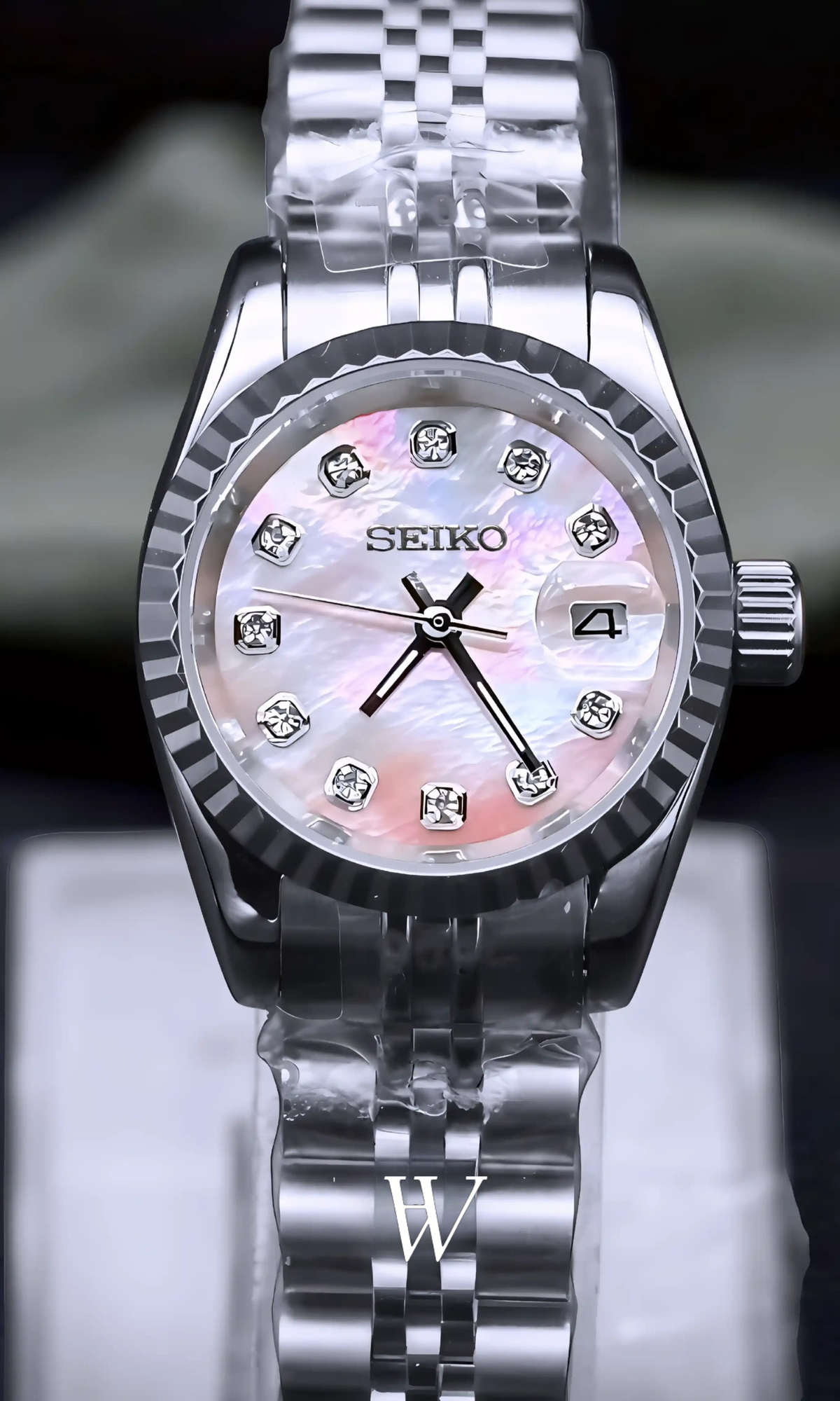 Lady Dateko Silver de HW Design, reloj de vestir de 28 mm con esfera plateada, caja de acero 316L y cristal de zafiro