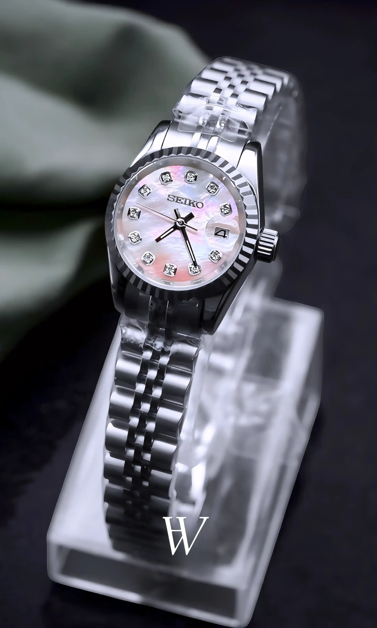 Lady Dateko Silver de HW Design, reloj de vestir de 28 mm con esfera plateada, caja de acero 316L y cristal de zafiro