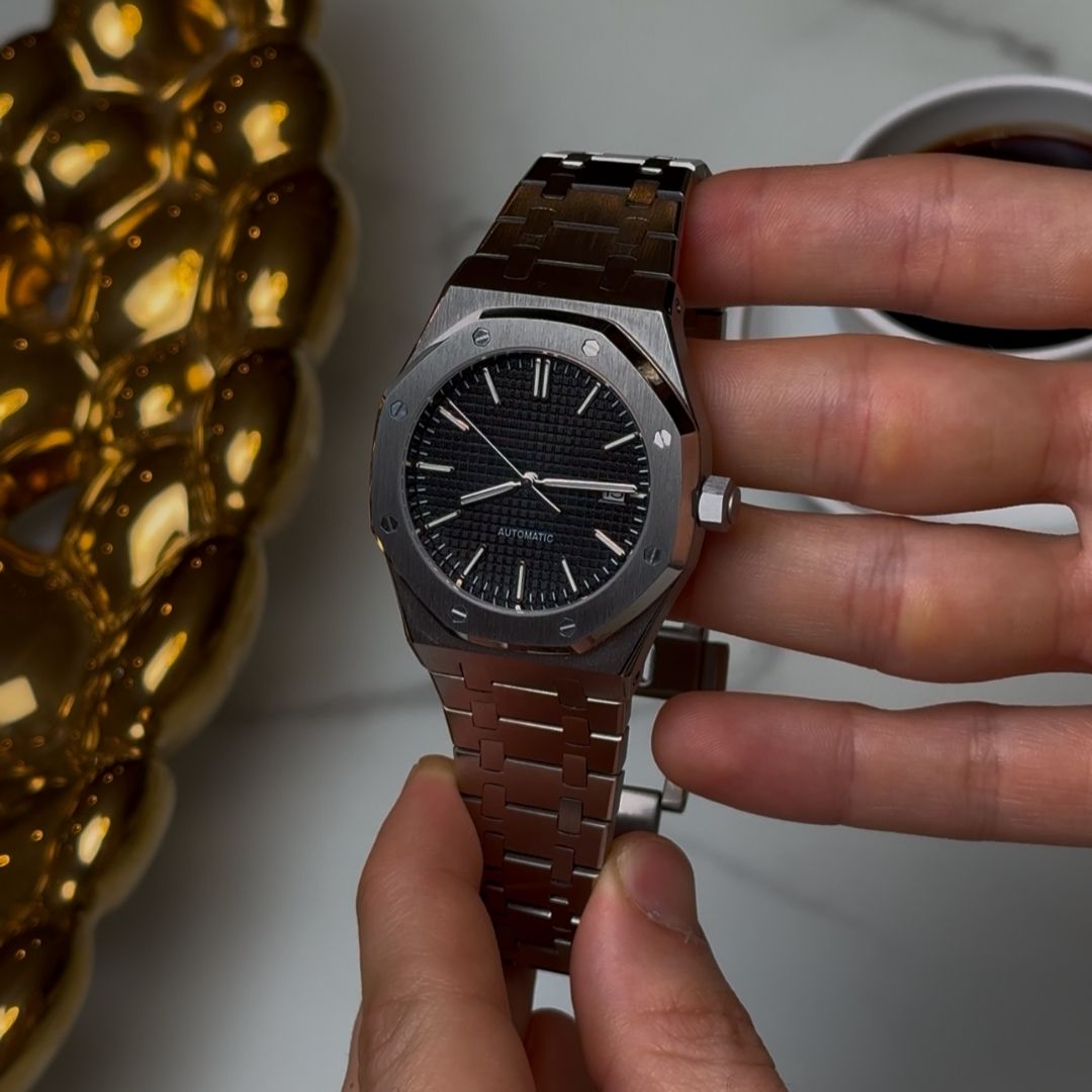 Royal Seikoak Black de HW Design, reloj de caja integrada de 41 mm con esfera negra, acero 316L y cristal de zafiro