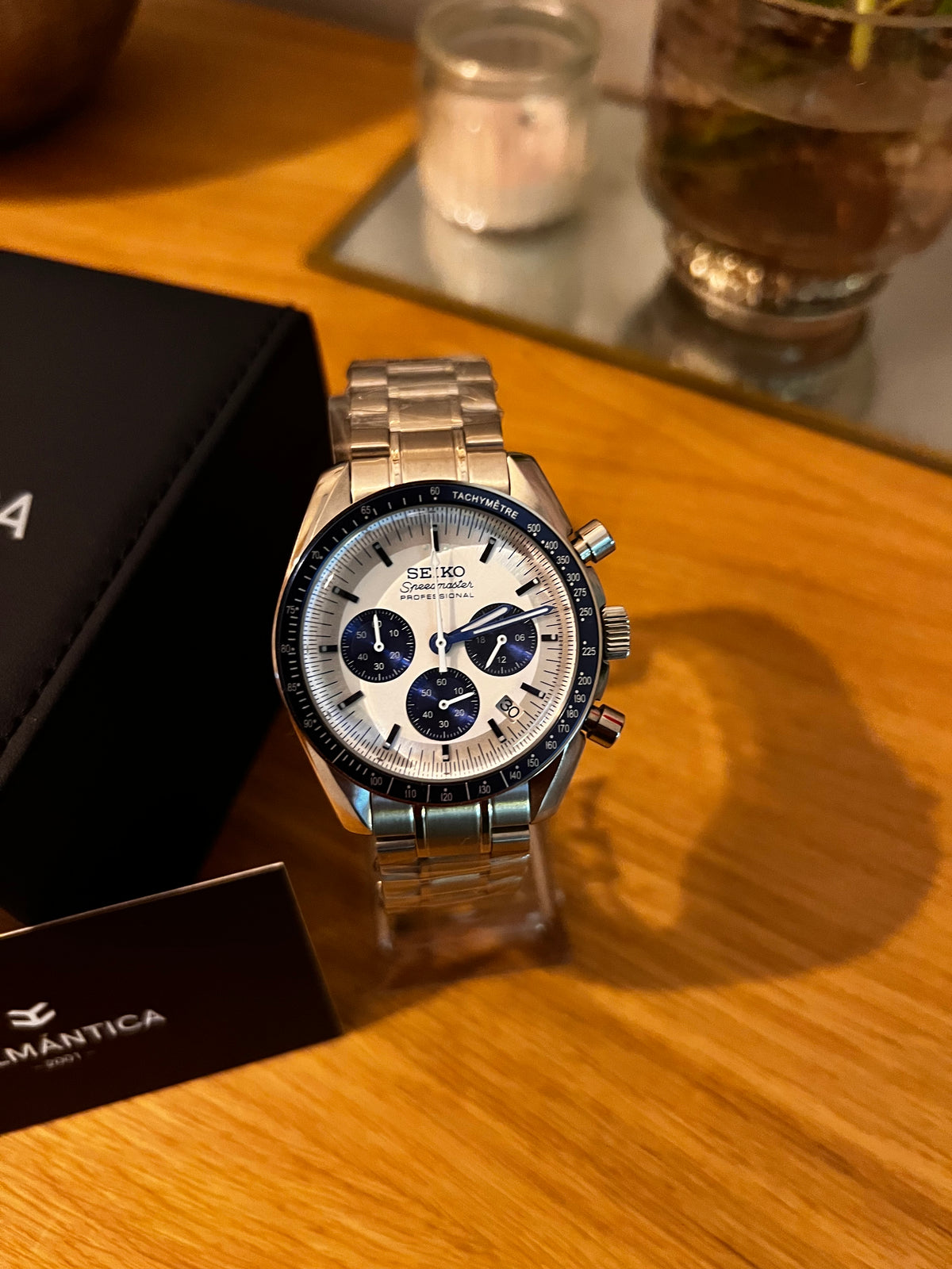 Omeiko Speedmaster Snoopy Blue de HW Design, cronógrafo de 41 mm con esfera azul, caja de acero 316L y cristal acrílico