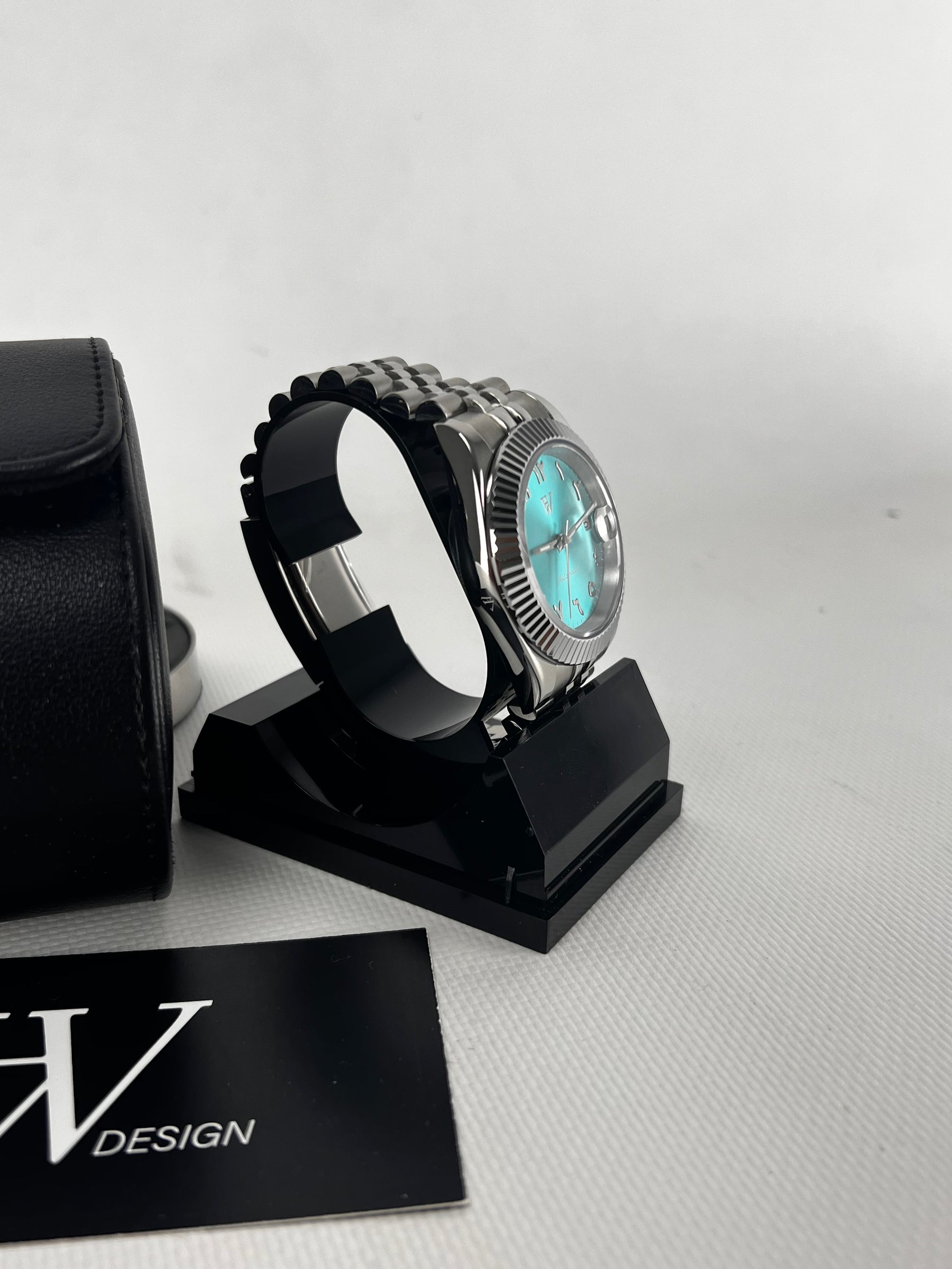 HW Cátedra Tiffany Arabic de HW Design, reloj de vestir de 39 mm con esfera azul Tiffany, caja de acero 904L y cristal de zafiro