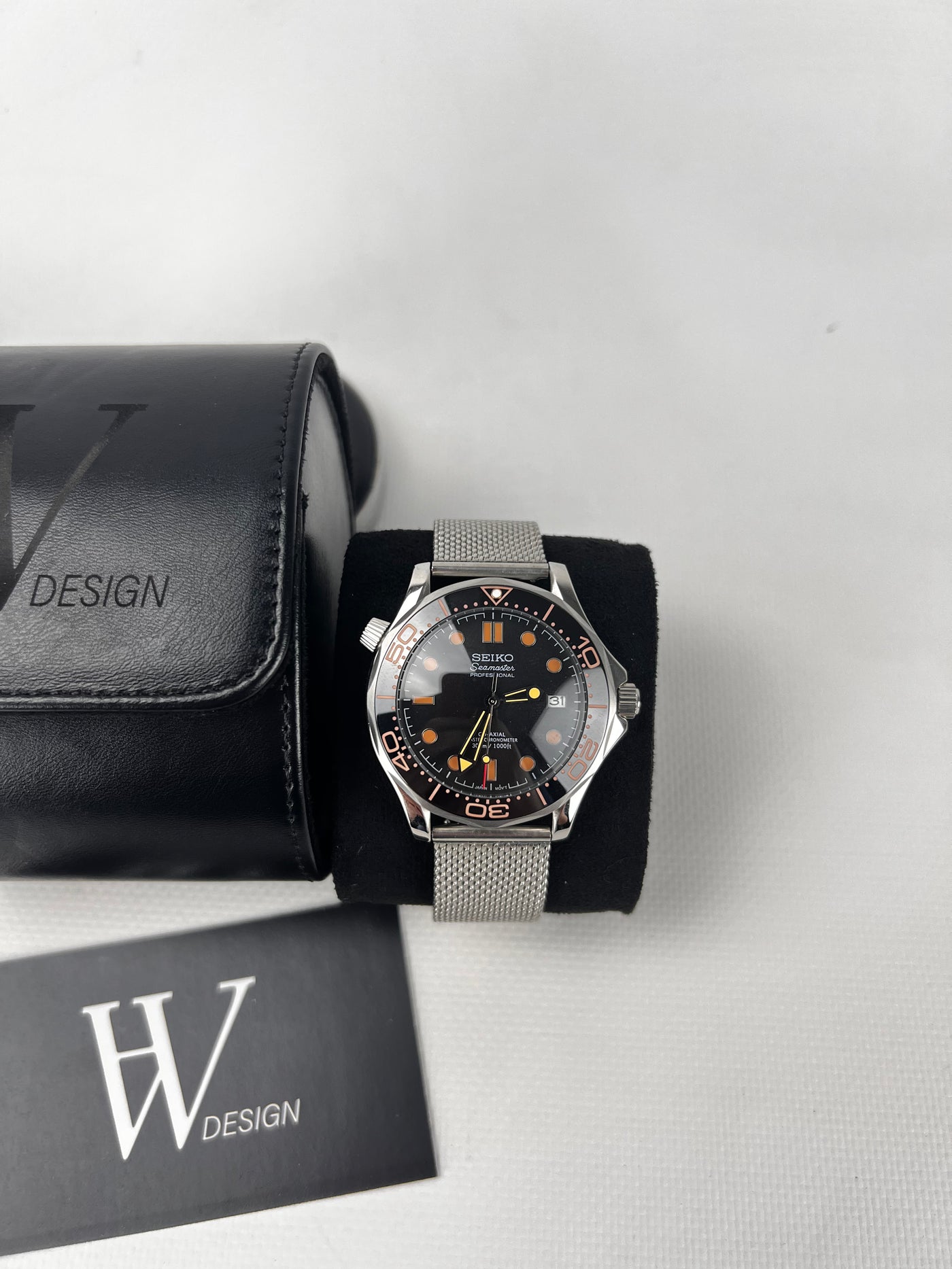 Seikomaster James Bond 007 de HW Design en la muñeca, reloj de buceo de 41 mm
