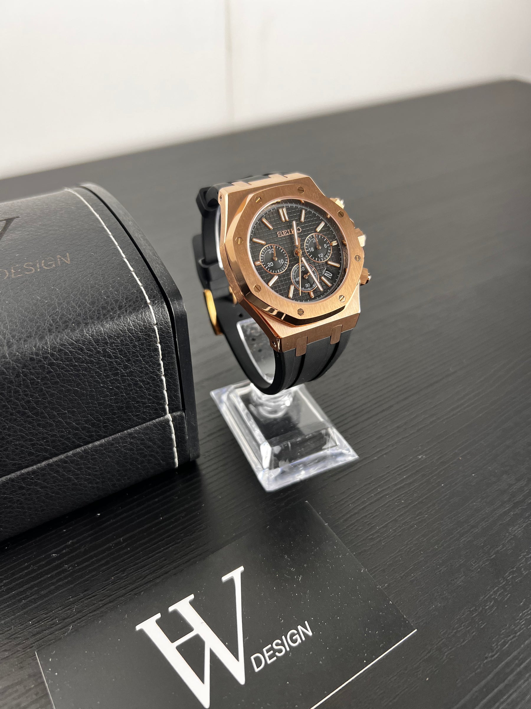 Royal Seikoak Chrono Rose Gold Black de HW Design, cronógrafo de 41 mm con esfera negra y detalles en oro rosa, caja de acero 316L y cristal de zafiro