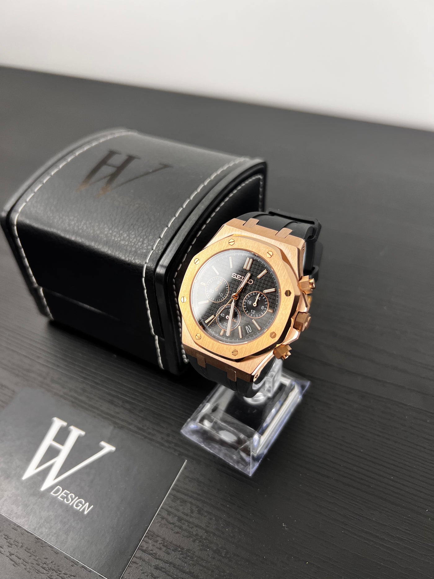 Royal Seikoak Chrono Rose Gold Black de HW Design, cronógrafo de 41 mm con esfera negra y detalles en oro rosa, caja de acero 316L y cristal de zafiro