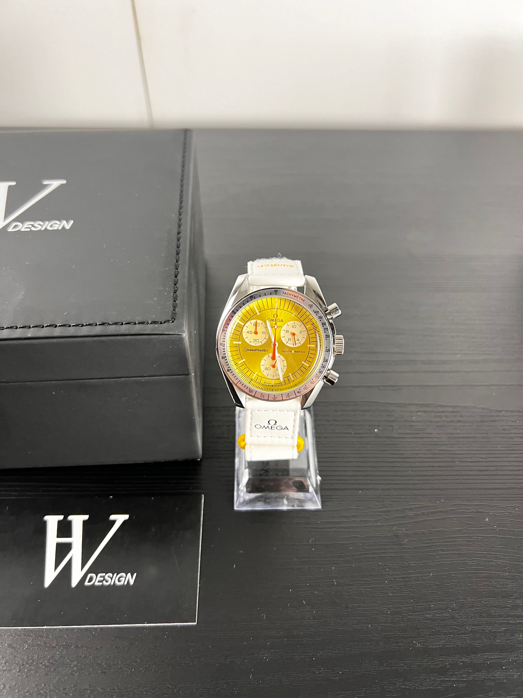 Omega x Swatch Mission to Sun Steel mod de HW Design, cronógrafo de 42 mm con esfera amarilla, caja de acero 316L y cristal de zafiro