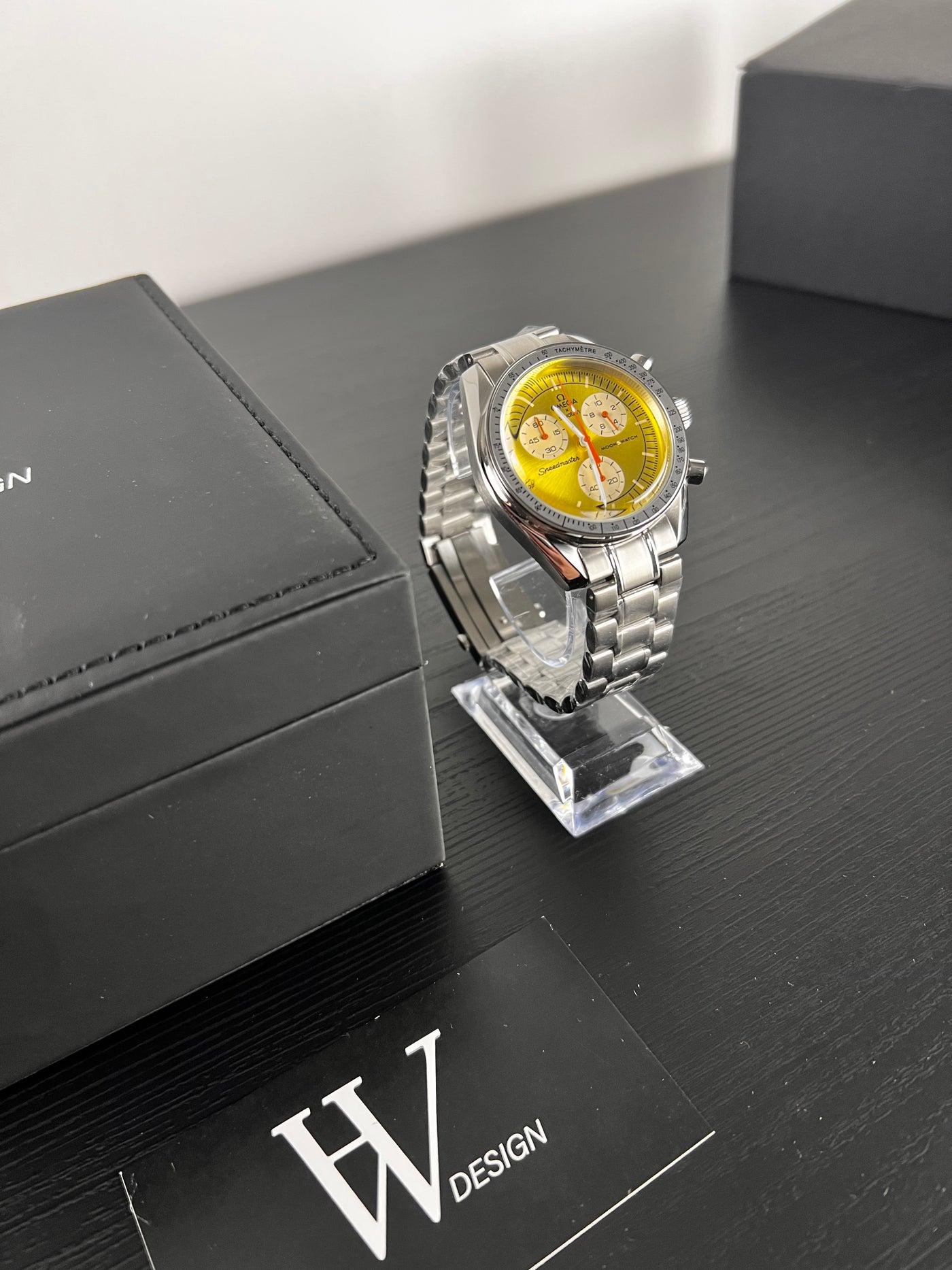 Omega x Swatch Mission to Sun Steel mod de HW Design, cronógrafo de 42 mm con esfera amarilla, caja de acero 316L y cristal de zafiro
