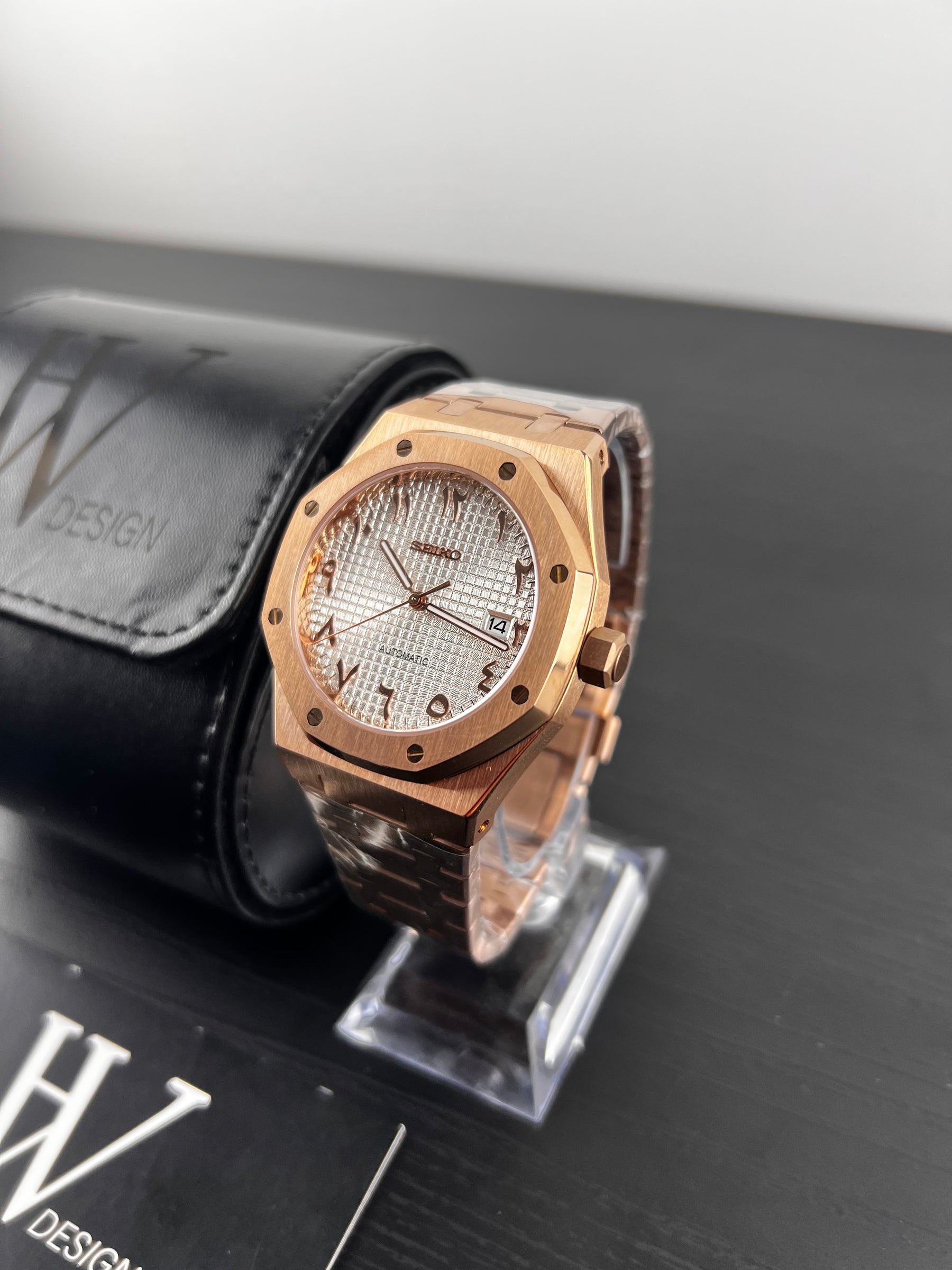 Royal Seikoak Arabic White Rose Gold de HW Design, reloj de caja integrada de 41 mm con esfera blanca y detalles en oro rosa, acero 316L