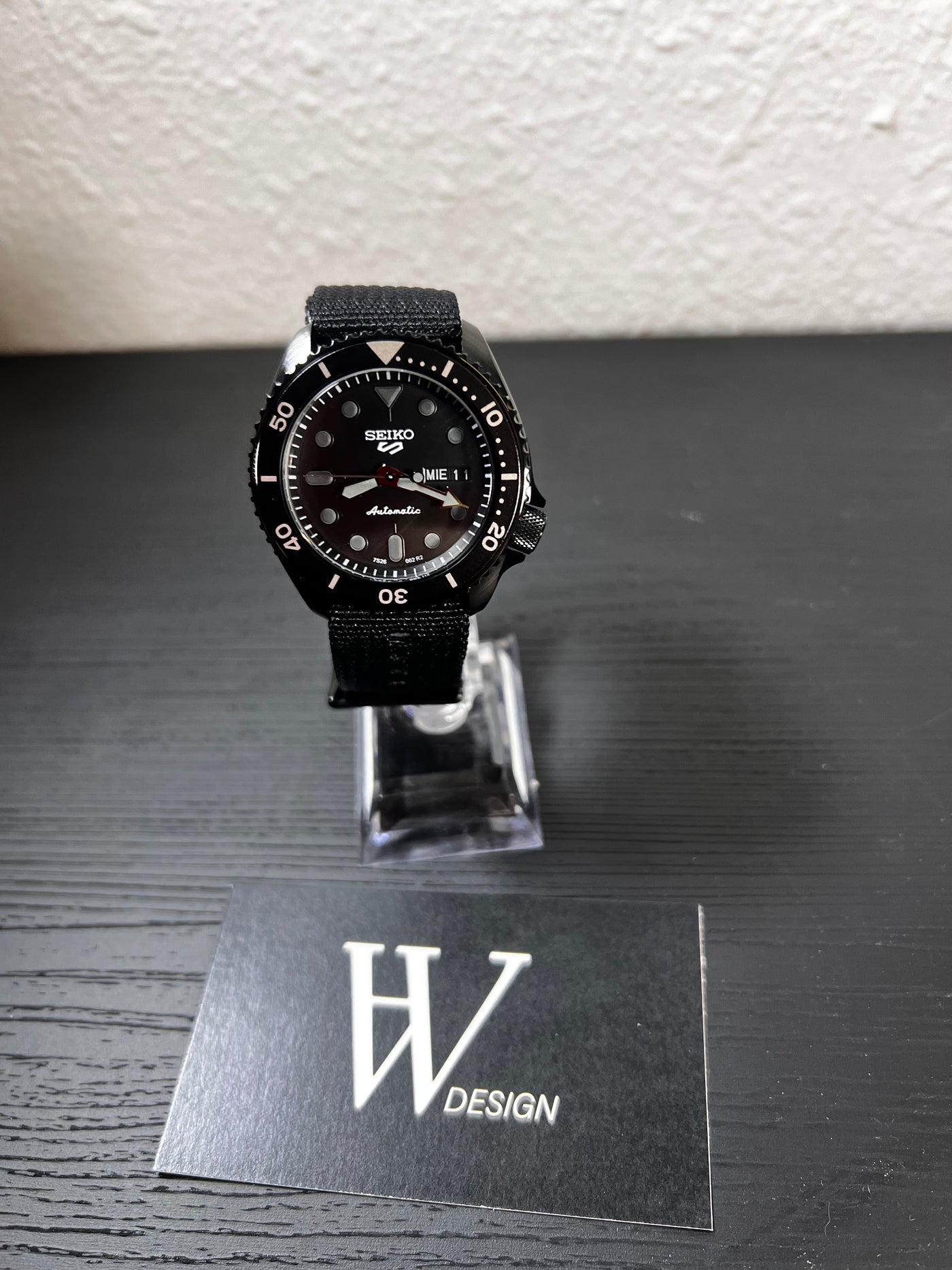 SKX Tactical Black de HW Design, reloj diver de 42 mm con esfera negra y roja, en caja de acero 316L