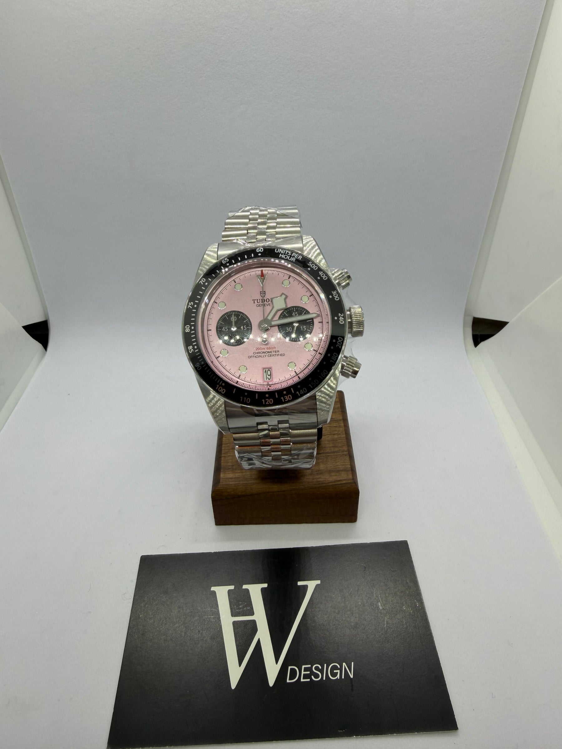 Tudeiko Chrono Pink de HW Design, cronógrafo de 40 mm con esfera rosa, caja de acero 316L y cristal de zafiro