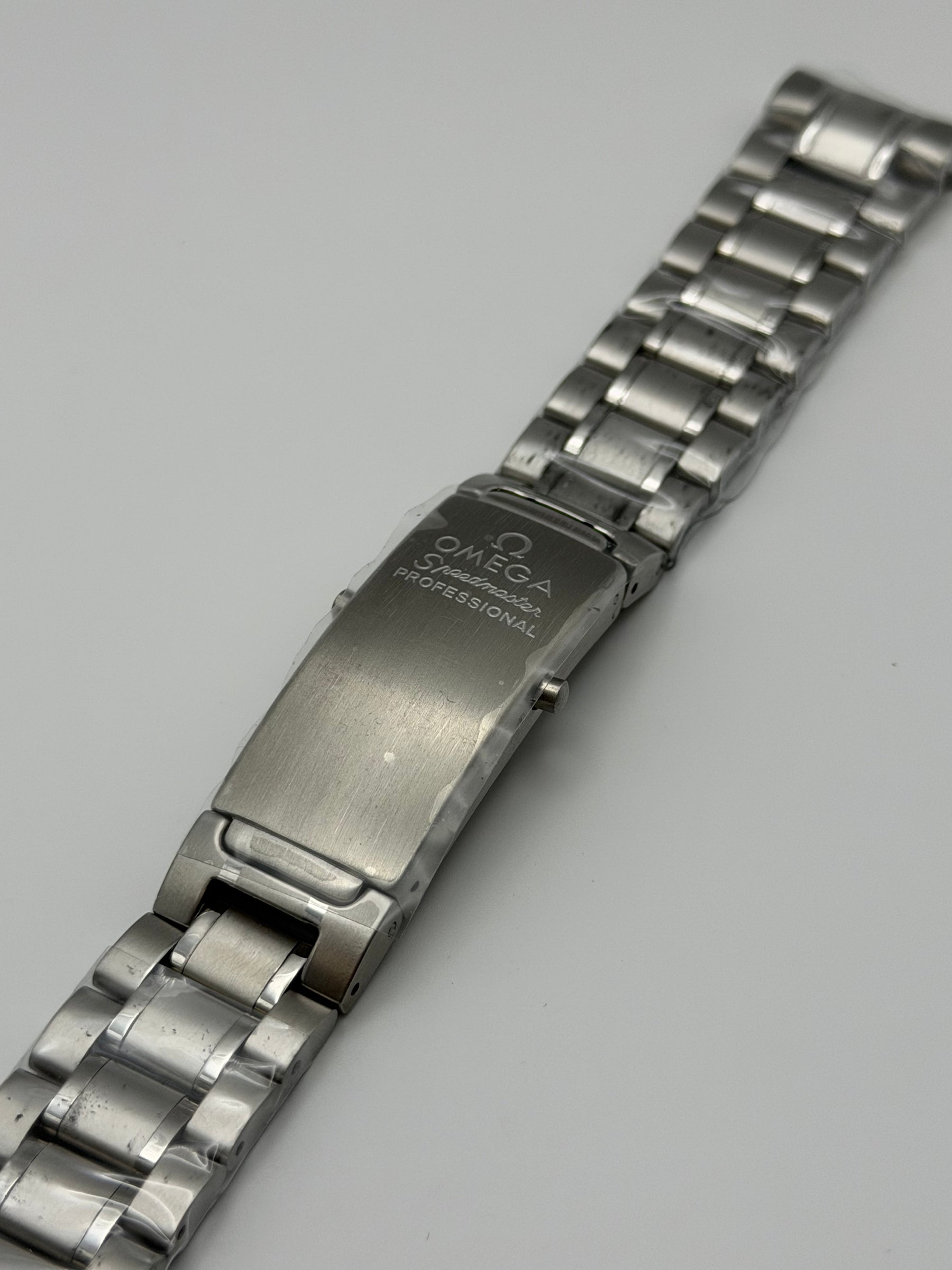 Proceso de modificación de un Omega x Swatch en el taller de HW Design en Salamanca