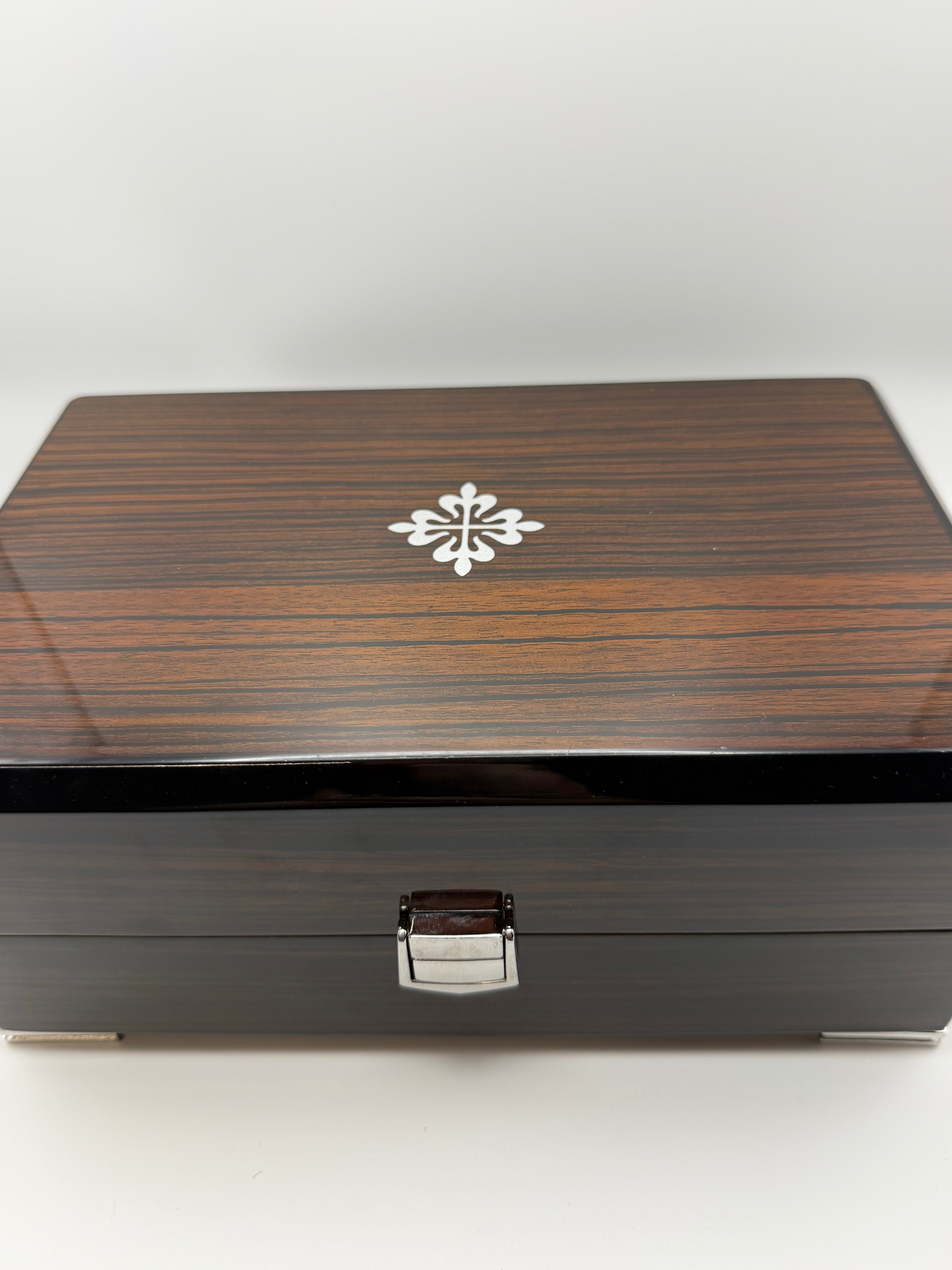 Caja madera PP logo