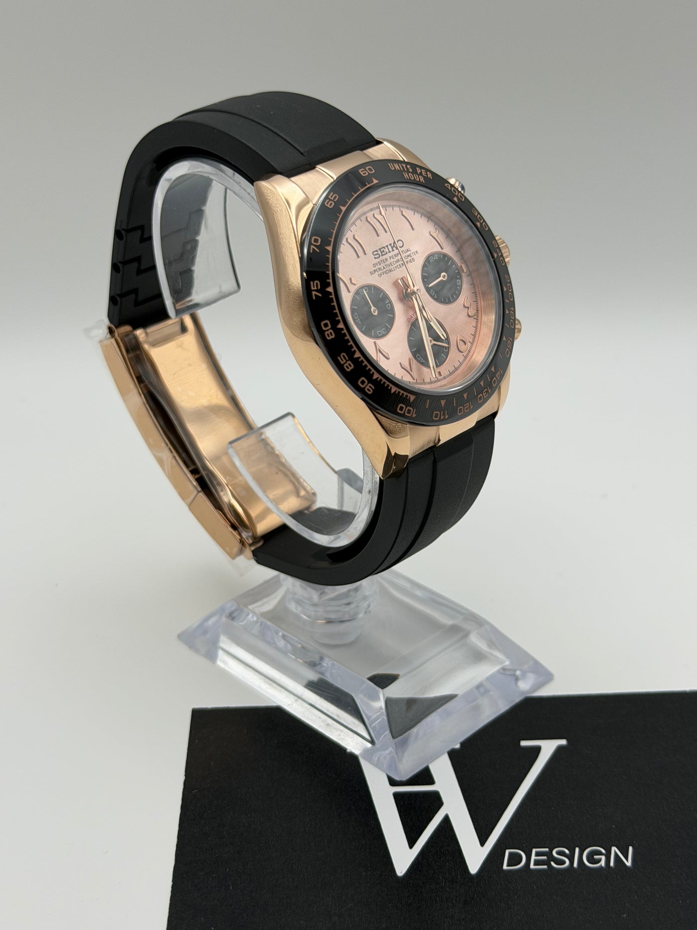 Seiktona Arabic Rose Gold Pink de HW Design, cronógrafo de 40 mm con esfera rosa y detalles en oro rosa, caja de acero 904L y cristal de zafiro