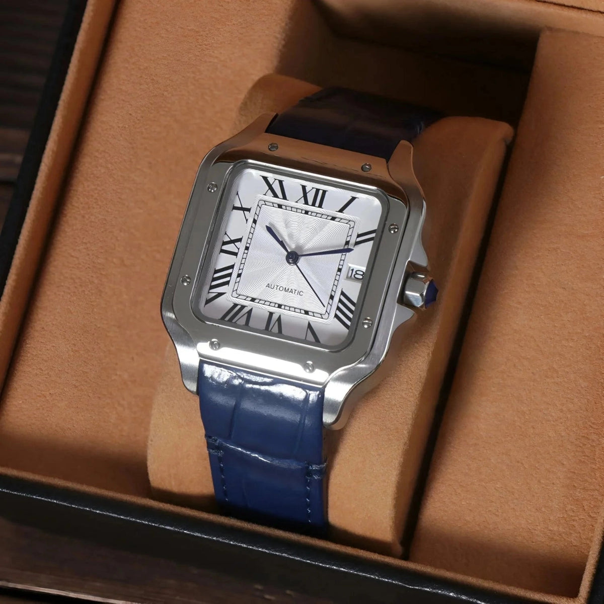 Sankos White Blue Leather de HW Design, reloj cuadrado de vestir de 38 mm con esfera blanca y azul, caja de acero 316L y cristal de zafiro