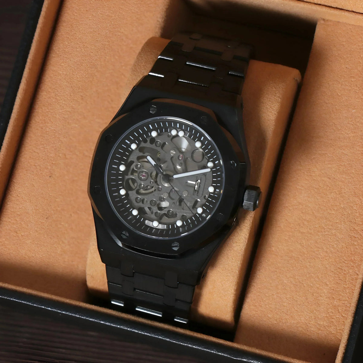 Royal Seikoak Skeleton Full Black de HW Design, reloj tipo esqueleto de caja integrada de 41 mm con esfera negra, acero 316L y cristal de zafiro
